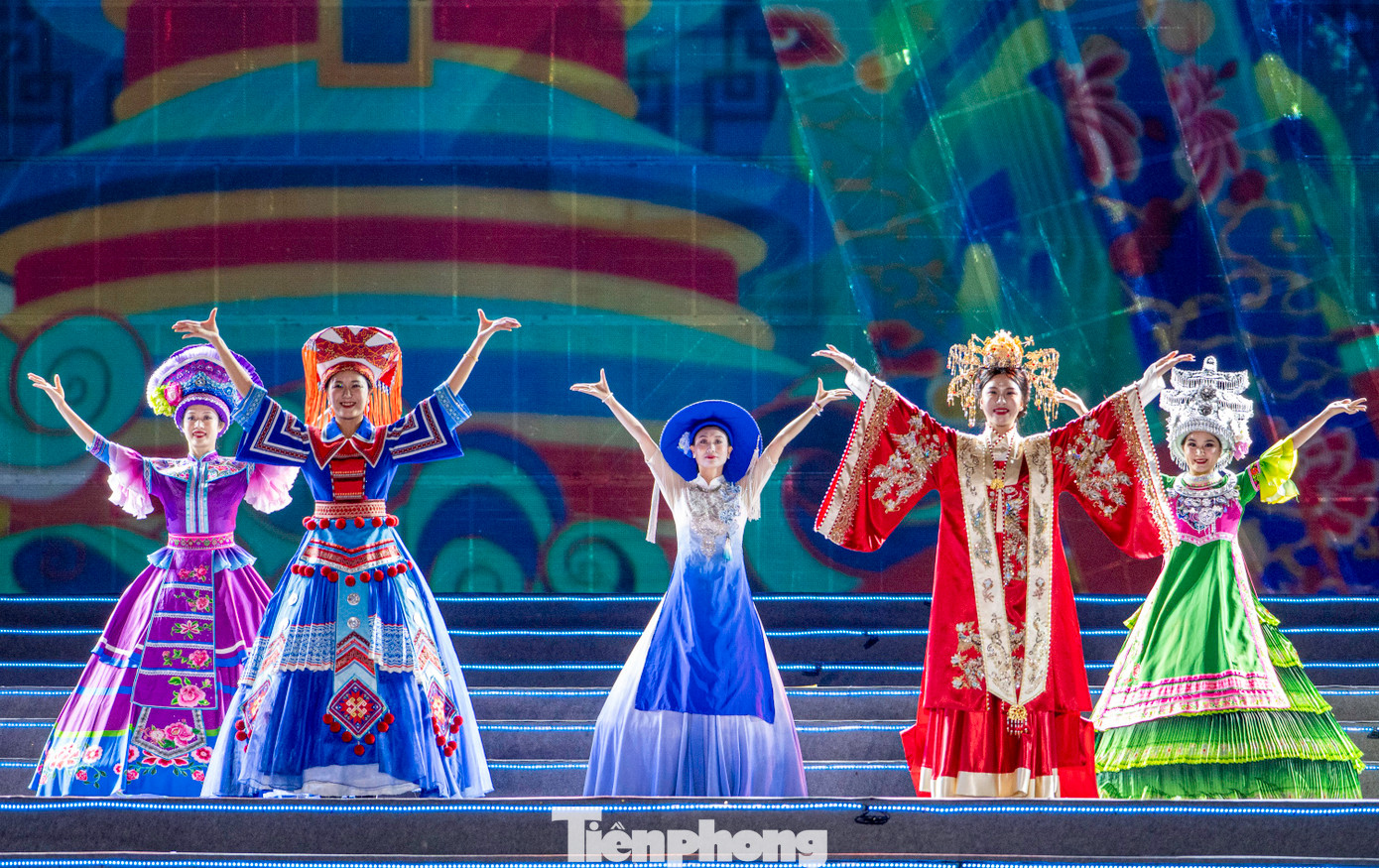 Carnaval Hạ Long còn có sự tham gia của các diễn viên quốc tế đến từ Đoàn nghệ thuật tỉnh Hủa Phăn, nước CHDCND Lào và tiết mục trình diễn trang phục của 12 dân tộc ở Quảng Tây đến từ Đoàn nghệ thuật thành phố Phòng Thành Cảng, Khu tự trị Dân tộc Choang, tỉnh Quảng Tây, Trung Quốc.