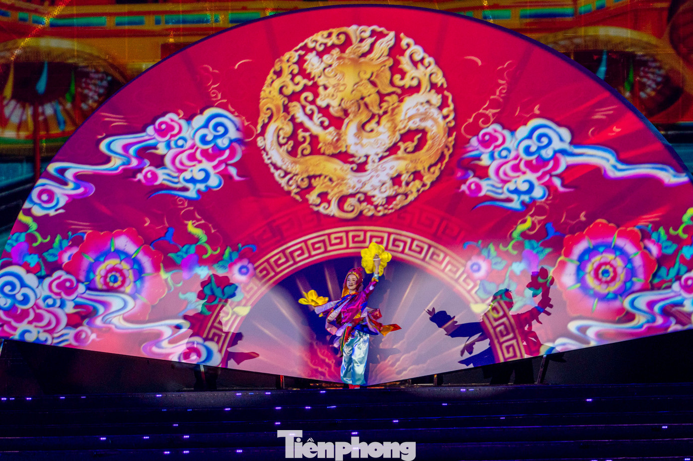 "Rất bất ngờ khi Nhã nhạc cung đình Huế của quê hương tôi lại xuất hiện ngay tại chương trình mở màn mùa du lịch của TP Hạ Long. Tôi rất tự hào về sự đồ sộ của di sản văn hóa Việt Nam và ấn tượng với cách Quảng Ninh đưa những di sản văn hóa tới cho người dân và khách du lịch thưởng thức", chị Nguyễn Thị Quyên, du khách đến từ Huế chia sẻ.