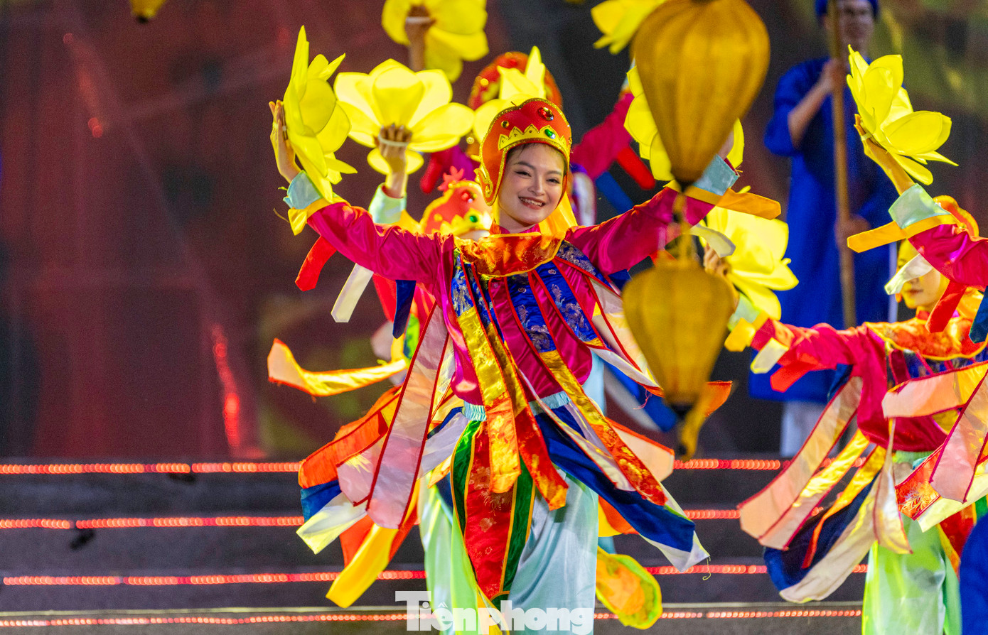 Điểm nhấn và khác biệt nhất năm nay là ngoài những tiết mục mang đậm nét văn hóa, con người của Quảng Ninh, Carnaval 2025 còn đưa người dân và du khách đến với các di sản văn hóa của các vùng miền dọc theo dải đất hình chữ S từ thực hành tín ngưỡng thờ mẫu đến quan họ Bắc Ninh, nhã nhạc cung đình Huế, cồng chiêng Tây Nguyên...