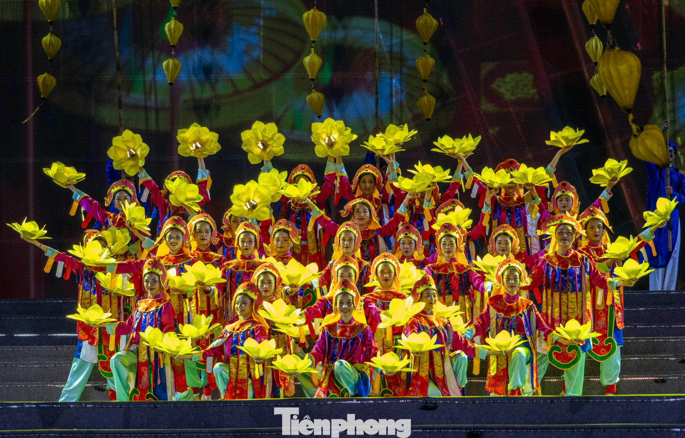 Các tiết mục được đầu tư dàn dựng bài bản, công phu từ trang phục kết hợp với âm nhạc và hiệu ứng ánh sáng đã mang lại đến cho du khách và người dân cảm giác ngồi tại Hạ Long nhưng được đi du lịch trên mọi miền đất nước.