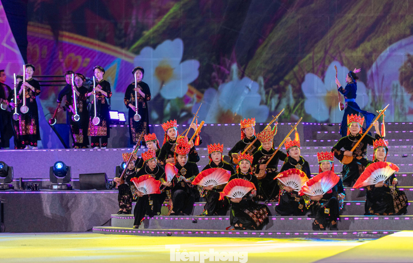 Ngoài ra, không thể thiếu hát Then của người Tày tại Quảng Ninh mà Bình Liêu là đại diện đã được công nhận là di sản văn hóa phi vật thể cấp Quốc gia năm 2013. Năm 2019, di sản thực hành then của người Tày, Nùng, Thái được UNESCO ghi danh vào danh sách di sản văn hóa phi vật thể đại diện của nhân loại.