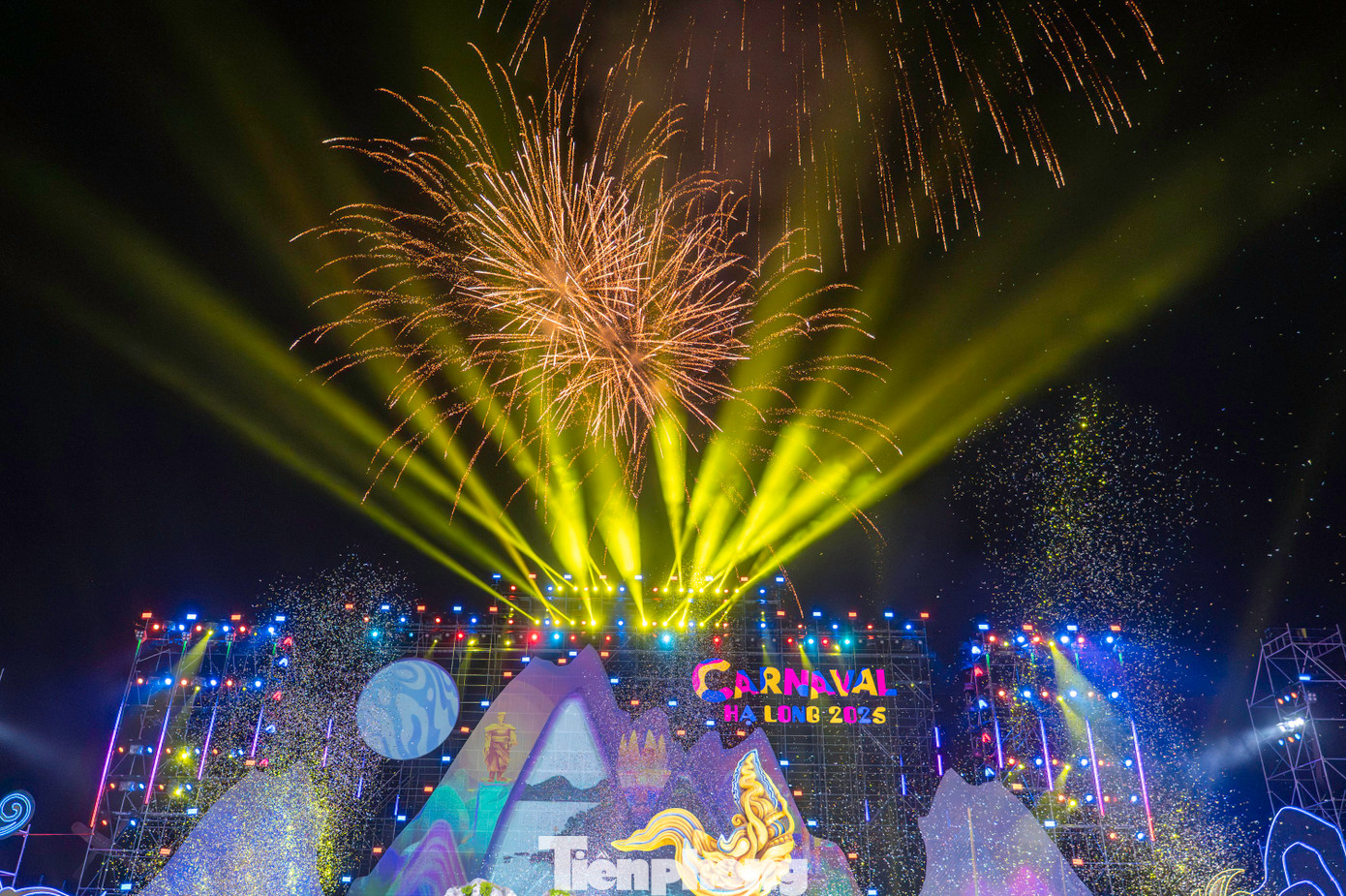 Khép lại chương trình Carnaval Hạ Long 2025 là phần diễu hành 5 xe mô hình nghệ thuật, đại diện cho các biểu tượng văn hóa, tôn giáo, giải trí và du lịch của Hạ Long - Quảng Ninh, thể hiện rõ thông điệp hội nhập, năng động và bứt phá cùng màn trình diễn EDM hiện đại, pháo hoa tầm cao, dù lượn nghệ thuật....