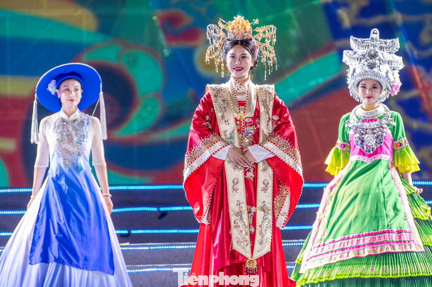 Carnaval Hạ Long còn có sự tham gia của các diễn viên quốc tế đến từ Đoàn nghệ thuật tỉnh Hủa Phăn, nước CHDCND Lào và tiết mục trình diễn trang phục của 12 dân tộc ở Quảng Tây đến từ Đoàn nghệ thuật thành phố Phòng Thành Cảng, Khu tự trị Dân tộc Choang, tỉnh Quảng Tây, Trung Quốc.