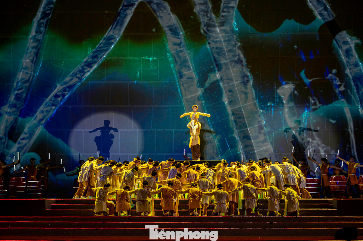 Ngoài các tiết mục mang đậm nét di sản 3 miền, chương trình Carnaval Hạ Long 2025 còn mang tới cho khách du lịch cái nhìn về văn hóa và con người Quảng Ninh. Truyền thống ngành than "Kỷ luật và Đồng tâm" tới cuộc sống của ngư dân vùng biển chạy dọc tỉnh Quảng Ninh từ Quảng Yên đến Hạ Long, Cẩm Phả, Vân Đồn, Móng Cái...