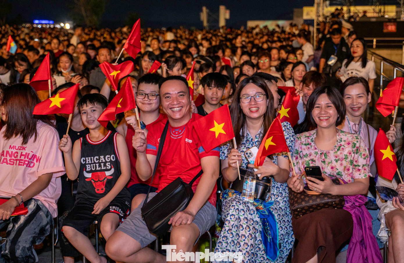 Sự kiện thu hút được trên 20.000 người dân và khách du lịch tới hòa mình vào bữa tiệc nghệ thuật sôi động kết hợp giữa âm thanh và ánh sáng.