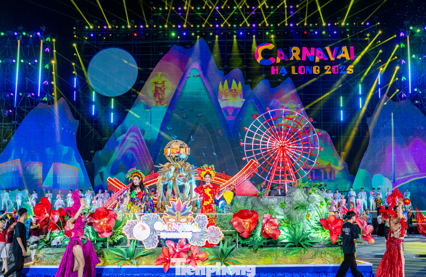 Khép lại chương trình Carnaval Hạ Long 2025 là phần diễu hành 5 xe mô hình nghệ thuật, đại diện cho các biểu tượng văn hóa, tôn giáo, giải trí và du lịch của Hạ Long - Quảng Ninh, thể hiện rõ thông điệp hội nhập, năng động và bứt phá cùng màn trình diễn EDM hiện đại, pháo hoa tầm cao, dù lượn nghệ thuật....
