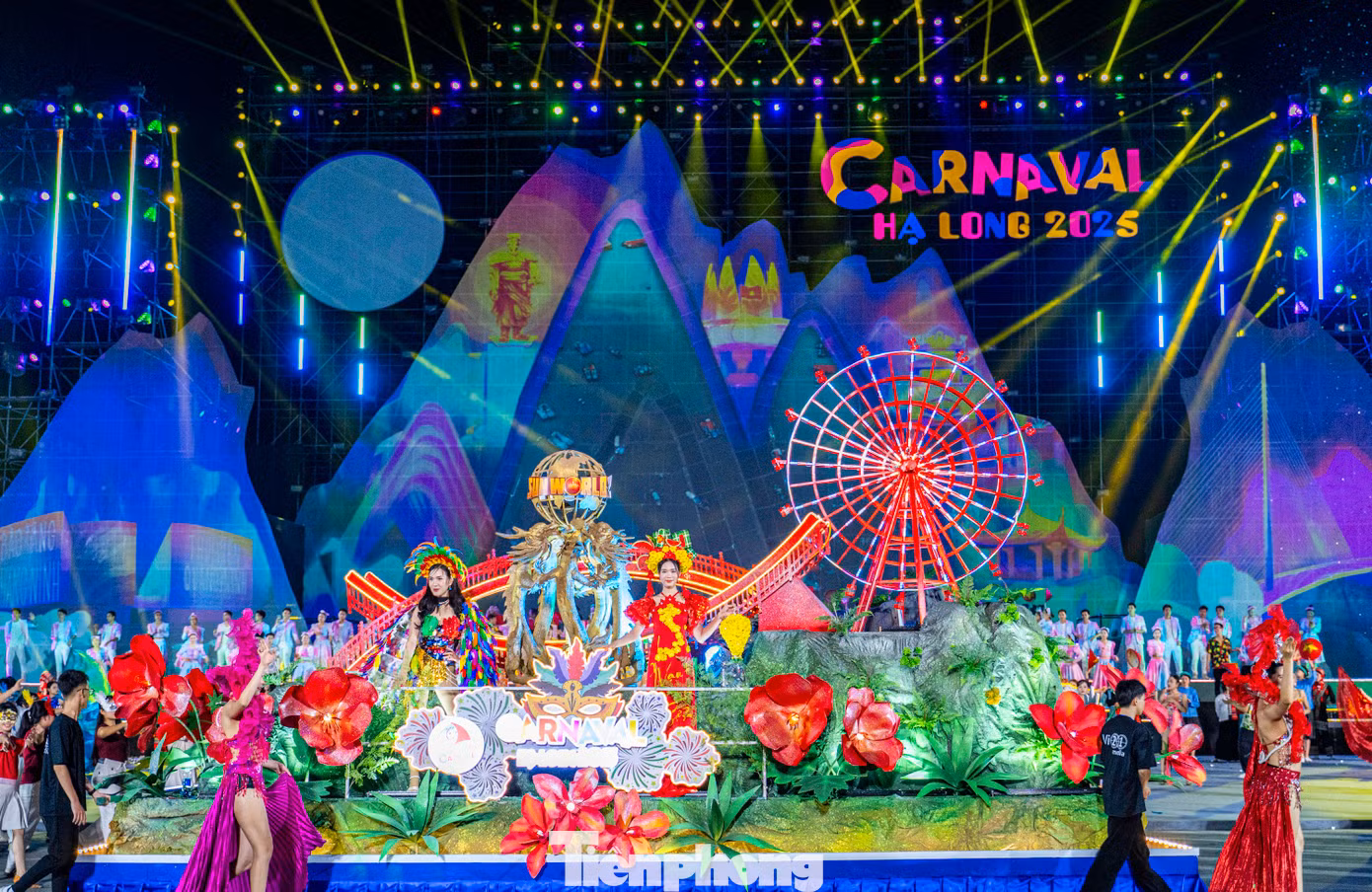 Chương trình Carnaval Hạ Long vẫn là món ăn tinh thần thu hút người dân và khán giả mỗi khi vào mùa du lịch. Ảnh: Quốc Nam. Chương trình Carnaval Hạ Long vẫn là món ăn tinh thần thu hút người dân và khán giả mỗi khi vào mùa du lịch. Ảnh: Quốc Nam.