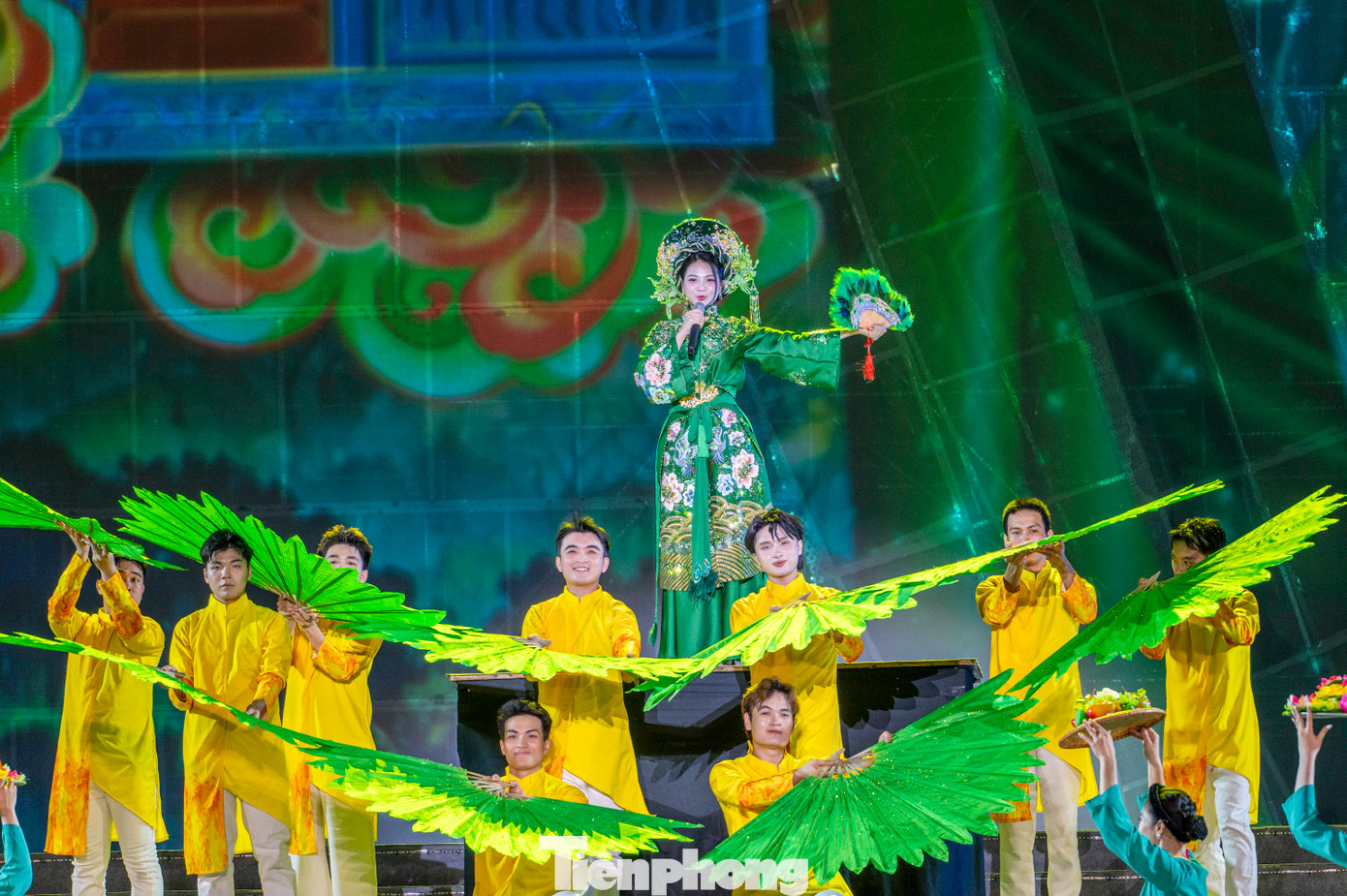 Điểm nhấn và khác biệt nhất năm nay là ngoài những tiết mục mang đậm nét văn hóa, con người của Quảng Ninh, Carnaval 2025 còn đưa người dân và du khách đến với các di sản văn hóa của các vùng miền dọc theo dải đất hình chữ S từ thực hành tín ngưỡng thờ mẫu đến quan họ Bắc Ninh, nhã nhạc cung đình Huế, cồng chiêng Tây Nguyên...