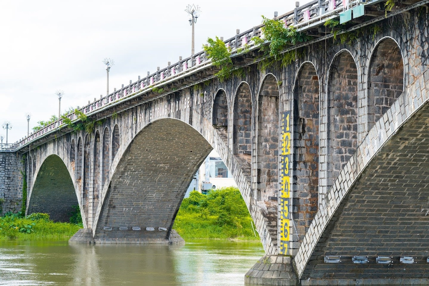 Cầu Ka Long được xây dựng hoàn toàn bằng đá và hoàn thành vào năm 1965 với kiến trúc hình vòm độc đáo. Ảnh: Thu Hằng.
