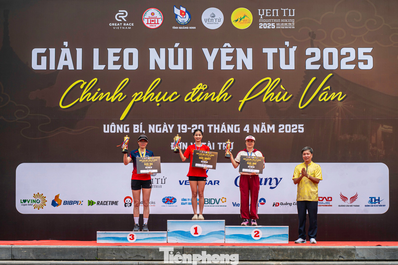 Kết thúc chặng đua, Ban tổ chức trao giải cho các vị trí top 3 và top 10 cự ly 5 km, 8 km của nam và nữ. Đại diện Hội nhà báo tỉnh Quảng Ninh cũng trao giải cho các nhà báo thuộc hội tham gia giải. Kết thúc chặng đua, Ban tổ chức trao giải cho các vị trí top 3 và top 10 cự ly 5 km, 8 km của nam và nữ. Đại diện Hội nhà báo tỉnh Quảng Ninh cũng trao giải cho các nhà báo thuộc hội tham gia giải.