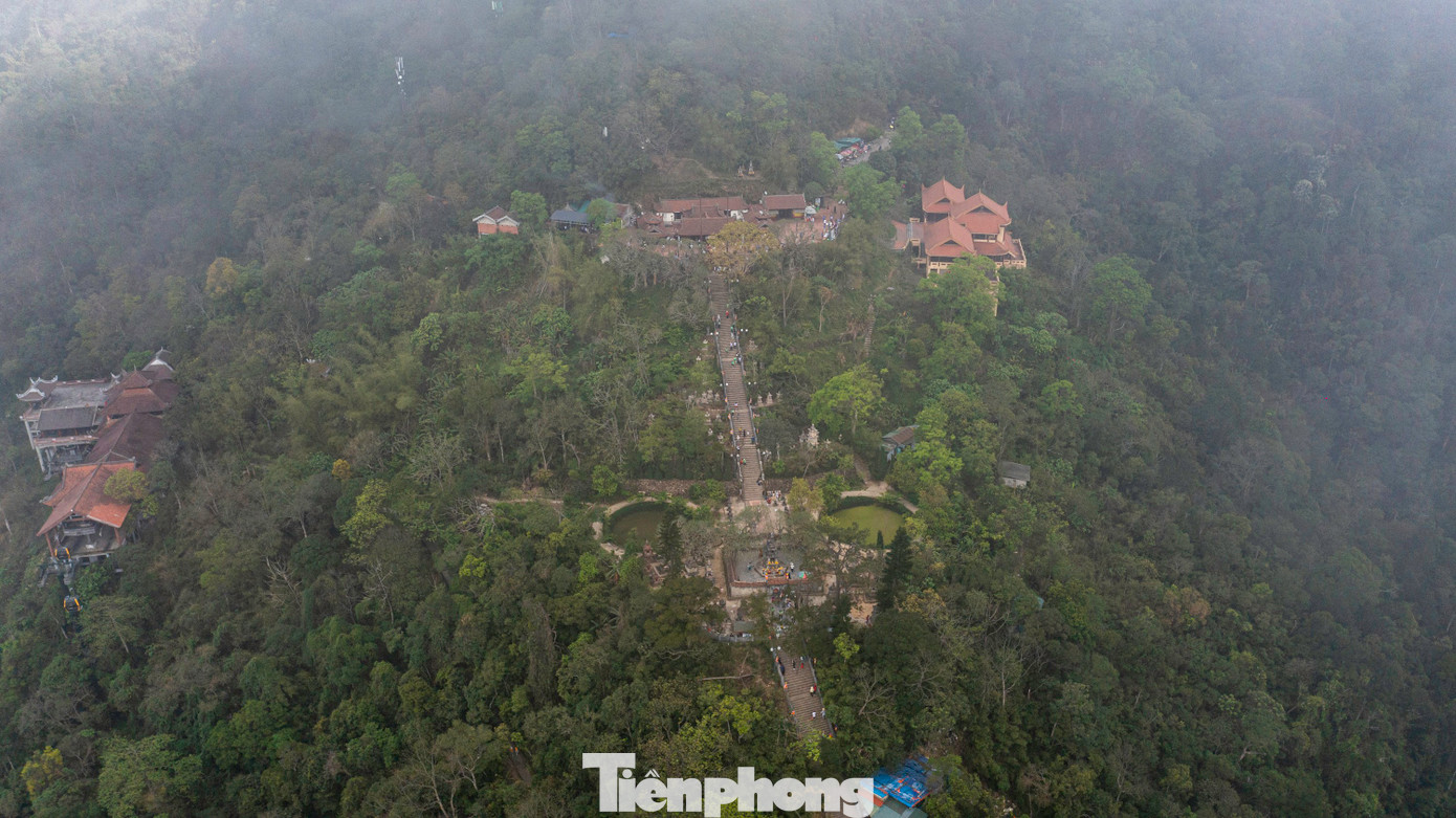 Các vận động viên tham gia vừa rèn luyện sức khỏe, vừa được hòa mình vào không gian huyền ảo, linh thiêng của núi non thiêng Yên Tử. Các vận động viên tham gia vừa rèn luyện sức khỏe, vừa được hòa mình vào không gian huyền ảo, linh thiêng của núi non thiêng Yên Tử.