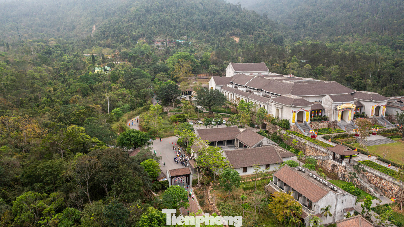 Điểm đặc biệt của giải leo núi là cung đường được thiết kế băng qua những khu rừng cổ kính, đồi dốc, đường Tùng cổ hơn 700 năm tuổi và nhiều điểm di tích tâm linh quan trọng gắn với Thiền phái Trúc Lâm. Điểm đặc biệt của giải leo núi là cung đường được thiết kế băng qua những khu rừng cổ kính, đồi dốc, đường Tùng cổ hơn 700 năm tuổi và nhiều điểm di tích tâm linh quan trọng gắn với Thiền phái Trúc Lâm.