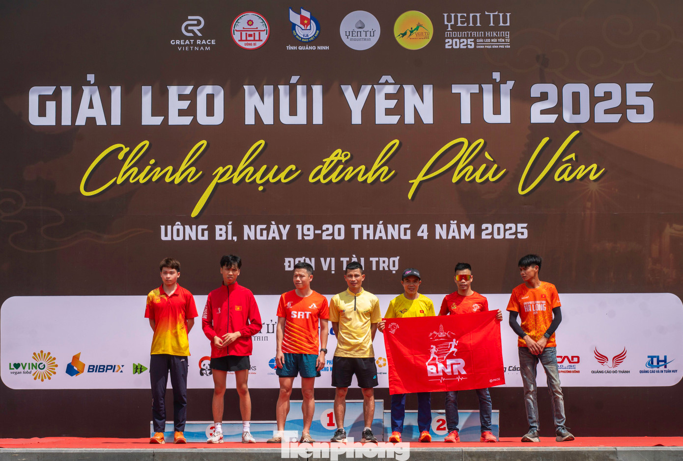 Kết thúc chặng đua, Ban tổ chức trao giải cho các vị trí top 3 và top 10 cự ly 5 km, 8 km của nam và nữ. Đại diện Hội nhà báo tỉnh Quảng Ninh cũng trao giải cho các nhà báo thuộc hội tham gia giải. Kết thúc chặng đua, Ban tổ chức trao giải cho các vị trí top 3 và top 10 cự ly 5 km, 8 km của nam và nữ. Đại diện Hội nhà báo tỉnh Quảng Ninh cũng trao giải cho các nhà báo thuộc hội tham gia giải.