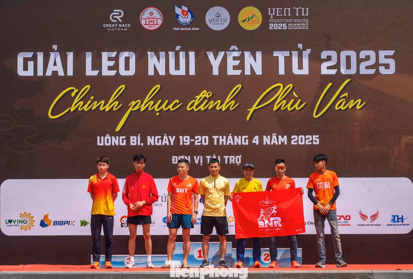 Kết thúc chặng đua, Ban tổ chức trao giải cho các vị trí top 3 và top 10 cự ly 5 km, 8 km của nam và nữ. Đại diện Hội nhà báo tỉnh Quảng Ninh cũng trao giải cho các nhà báo thuộc hội tham gia giải. Kết thúc chặng đua, Ban tổ chức trao giải cho các vị trí top 3 và top 10 cự ly 5 km, 8 km của nam và nữ. Đại diện Hội nhà báo tỉnh Quảng Ninh cũng trao giải cho các nhà báo thuộc hội tham gia giải.