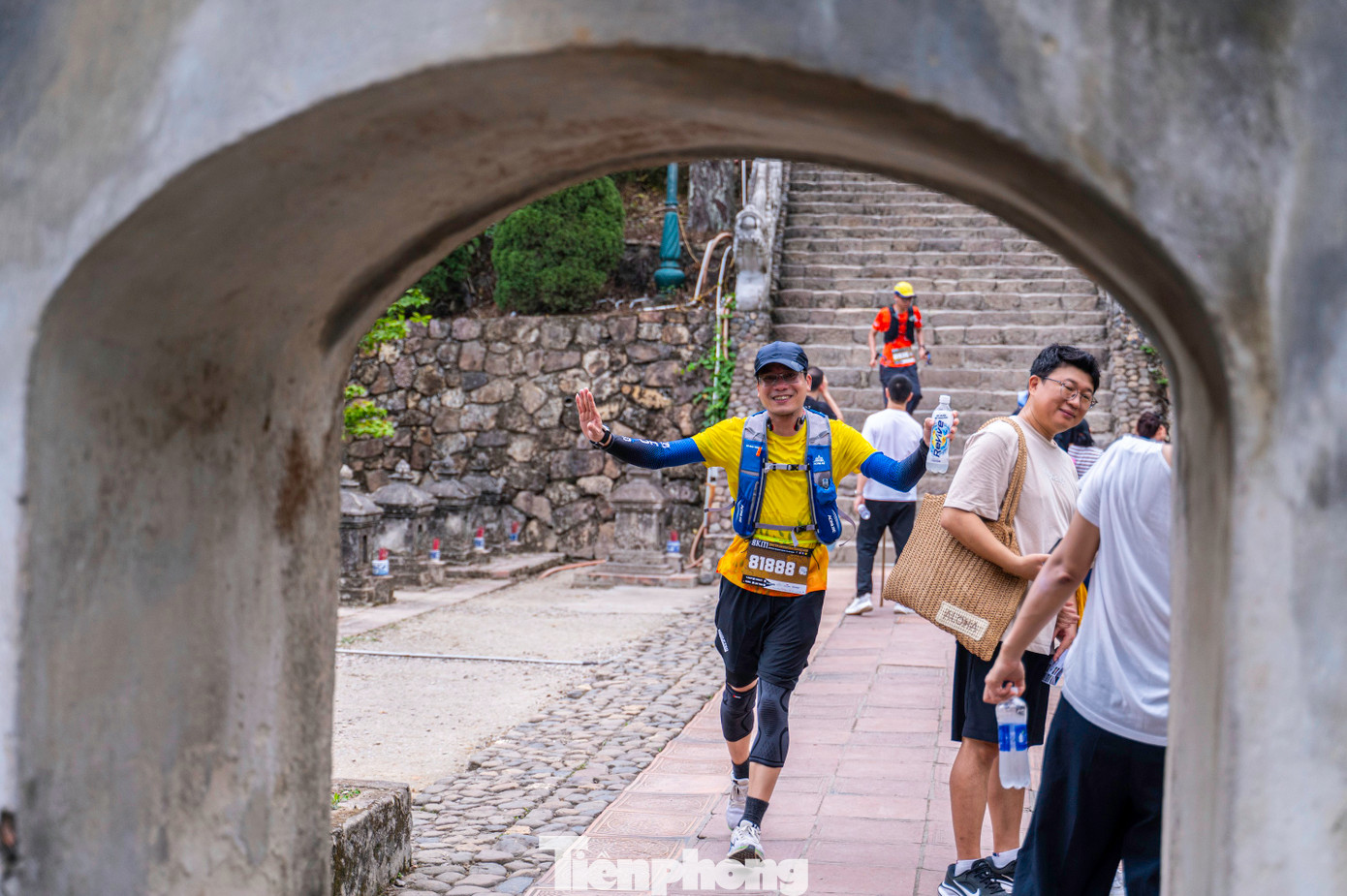 Cùng với đó là những địa danh nổi tiếng nằm trong dãy núi Yên Tử như Tháp Tổ, chùa Hoa Yên, Quảng trường Phật hoàng Trần Nhân Tông, đỉnh An Kỳ Sinh và điểm cuối là chùa Đồng nằm ở độ cao 1068 mét so với mực nước biển. Cùng với đó là những địa danh nổi tiếng nằm trong dãy núi Yên Tử như Tháp Tổ, chùa Hoa Yên, Quảng trường Phật hoàng Trần Nhân Tông, đỉnh An Kỳ Sinh và điểm cuối là chùa Đồng nằm ở độ cao 1068 mét so với mực nước biển.