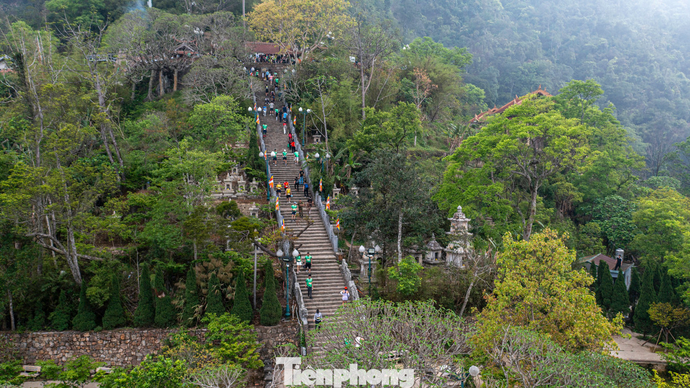 Cung đường xuyên qua những cánh rừng đẹp nhưng cũng là thử thách lớn, các bậc đá cao kéo dài thử thách sức bền và đòi hỏi sự phân bổ sức lực hài hòa cho các vận động viên để có thành tích tốt nhất. Cung đường xuyên qua những cánh rừng đẹp nhưng cũng là thử thách lớn, các bậc đá cao kéo dài thử thách sức bền và đòi hỏi sự phân bổ sức lực hài hòa cho các vận động viên để có thành tích tốt nhất.