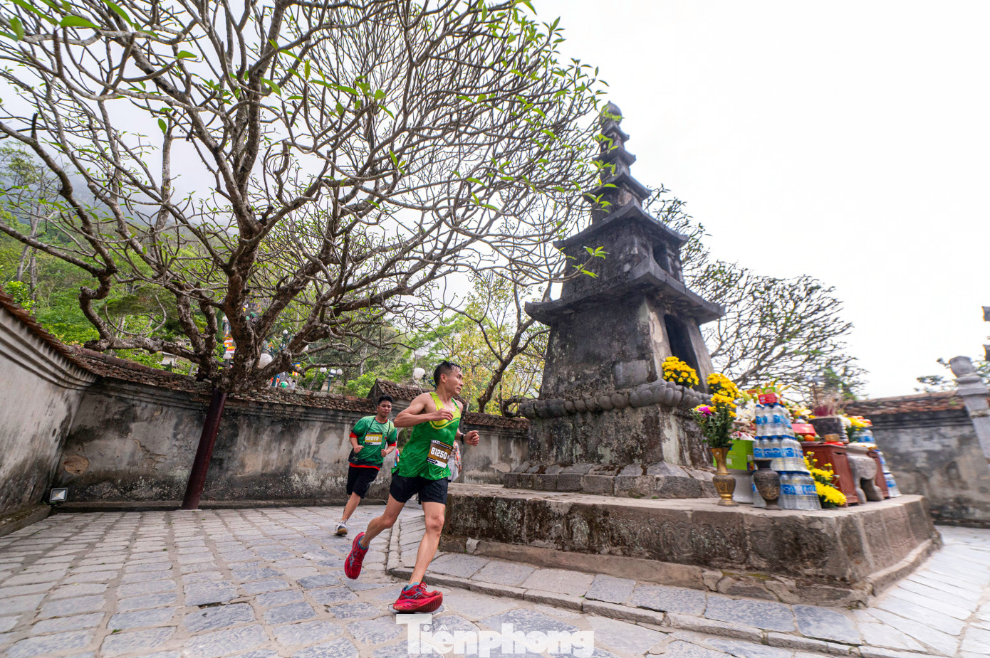 Cùng với đó là những địa danh nổi tiếng nằm trong dãy núi Yên Tử như Tháp Tổ, chùa Hoa Yên, Quảng trường Phật hoàng Trần Nhân Tông, đỉnh An Kỳ Sinh và điểm cuối là chùa Đồng nằm ở độ cao 1068 mét so với mực nước biển. Cùng với đó là những địa danh nổi tiếng nằm trong dãy núi Yên Tử như Tháp Tổ, chùa Hoa Yên, Quảng trường Phật hoàng Trần Nhân Tông, đỉnh An Kỳ Sinh và điểm cuối là chùa Đồng nằm ở độ cao 1068 mét so với mực nước biển.
