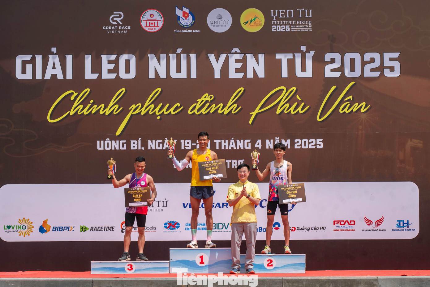 Kết thúc chặng đua, Ban tổ chức trao giải cho các vị trí top 3 và top 10 cự ly 5 km, 8 km của nam và nữ. Đại diện Hội nhà báo tỉnh Quảng Ninh cũng trao giải cho các nhà báo thuộc hội tham gia giải. Kết thúc chặng đua, Ban tổ chức trao giải cho các vị trí top 3 và top 10 cự ly 5 km, 8 km của nam và nữ. Đại diện Hội nhà báo tỉnh Quảng Ninh cũng trao giải cho các nhà báo thuộc hội tham gia giải.