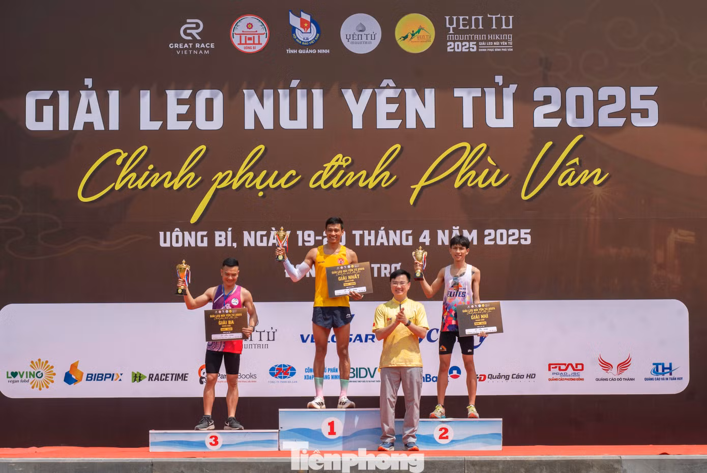 Kết thúc chặng đua, Ban tổ chức trao giải cho các vị trí top 3 và top 10 cự ly 5 km, 8 km của nam và nữ. Đại diện Hội nhà báo tỉnh Quảng Ninh cũng trao giải cho các nhà báo thuộc hội tham gia giải. Kết thúc chặng đua, Ban tổ chức trao giải cho các vị trí top 3 và top 10 cự ly 5 km, 8 km của nam và nữ. Đại diện Hội nhà báo tỉnh Quảng Ninh cũng trao giải cho các nhà báo thuộc hội tham gia giải.
