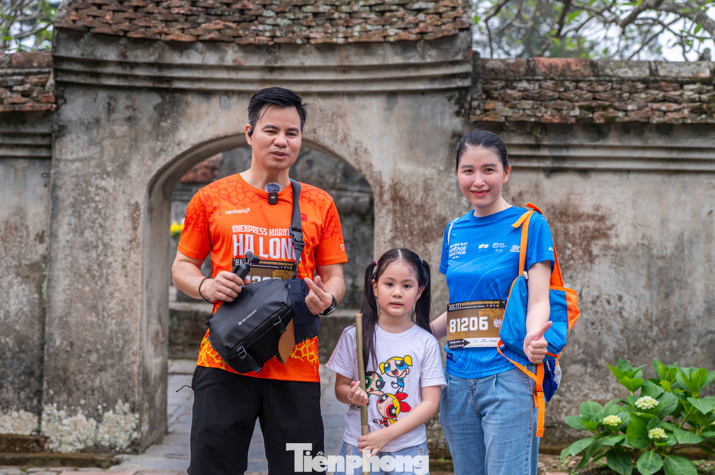 Nhiều gia đình đăng ký cho cả các bạn nhỏ tham gia giải leo núi. Nhiều gia đình đăng ký cho cả các bạn nhỏ tham gia giải leo núi.