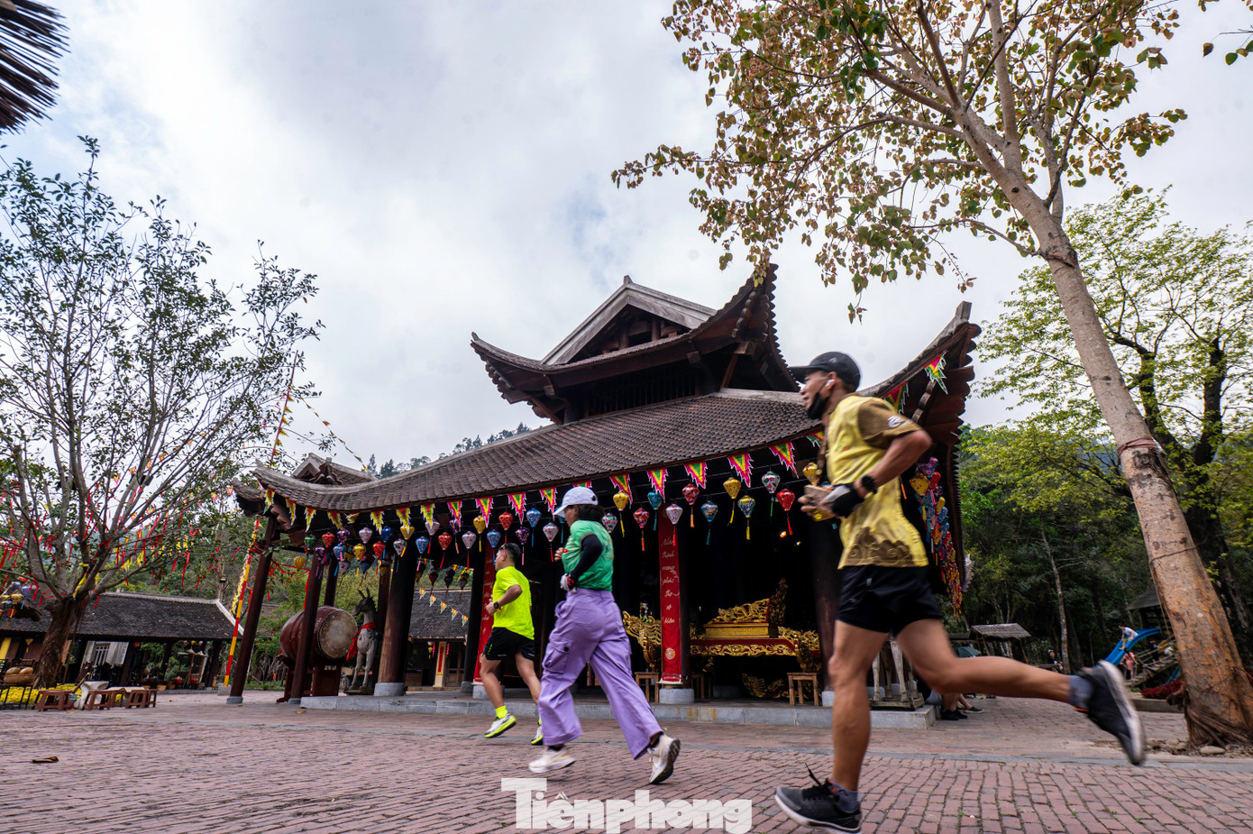 Cùng với đó là những địa danh nổi tiếng nằm trong dãy núi Yên Tử như Tháp Tổ, chùa Hoa Yên, Quảng trường Phật hoàng Trần Nhân Tông, đỉnh An Kỳ Sinh và điểm cuối là chùa Đồng nằm ở độ cao 1068 mét so với mực nước biển. Cùng với đó là những địa danh nổi tiếng nằm trong dãy núi Yên Tử như Tháp Tổ, chùa Hoa Yên, Quảng trường Phật hoàng Trần Nhân Tông, đỉnh An Kỳ Sinh và điểm cuối là chùa Đồng nằm ở độ cao 1068 mét so với mực nước biển.