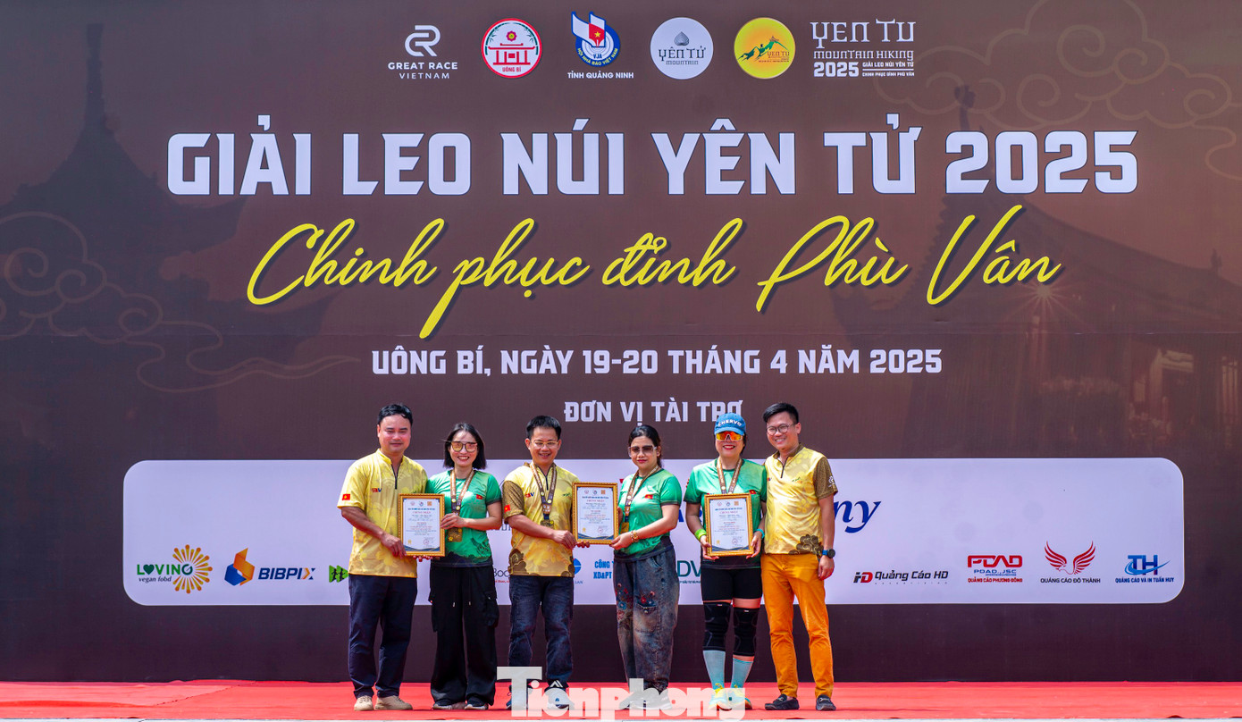Kết thúc chặng đua, Ban tổ chức trao giải cho các vị trí top 3 và top 10 cự ly 5 km, 8 km của nam và nữ. Đại diện Hội nhà báo tỉnh Quảng Ninh cũng trao giải cho các nhà báo thuộc hội tham gia giải. Kết thúc chặng đua, Ban tổ chức trao giải cho các vị trí top 3 và top 10 cự ly 5 km, 8 km của nam và nữ. Đại diện Hội nhà báo tỉnh Quảng Ninh cũng trao giải cho các nhà báo thuộc hội tham gia giải.