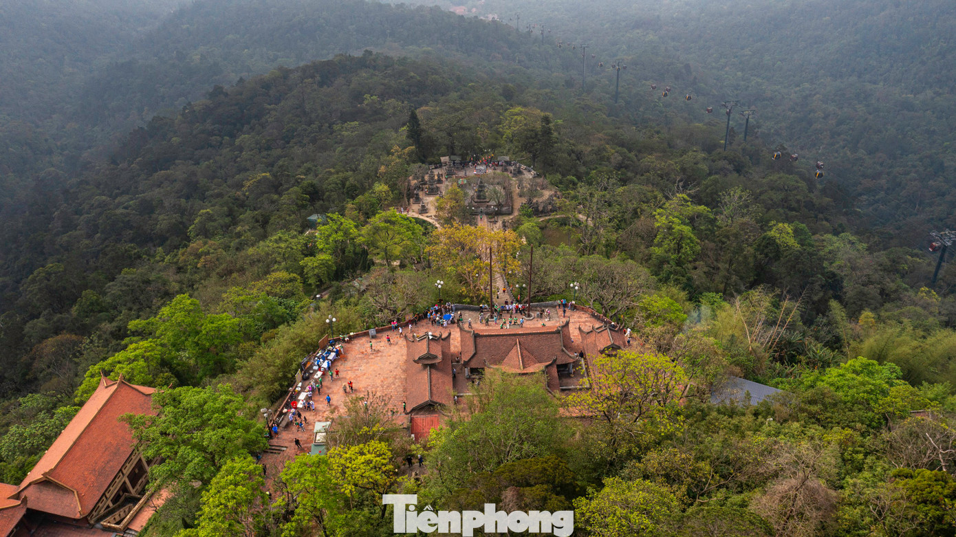 Điểm đặc biệt của giải leo núi là cung đường được thiết kế băng qua những khu rừng cổ kính, đồi dốc, đường Tùng cổ hơn 700 năm tuổi và nhiều điểm di tích tâm linh quan trọng gắn với Thiền phái Trúc Lâm. Điểm đặc biệt của giải leo núi là cung đường được thiết kế băng qua những khu rừng cổ kính, đồi dốc, đường Tùng cổ hơn 700 năm tuổi và nhiều điểm di tích tâm linh quan trọng gắn với Thiền phái Trúc Lâm.