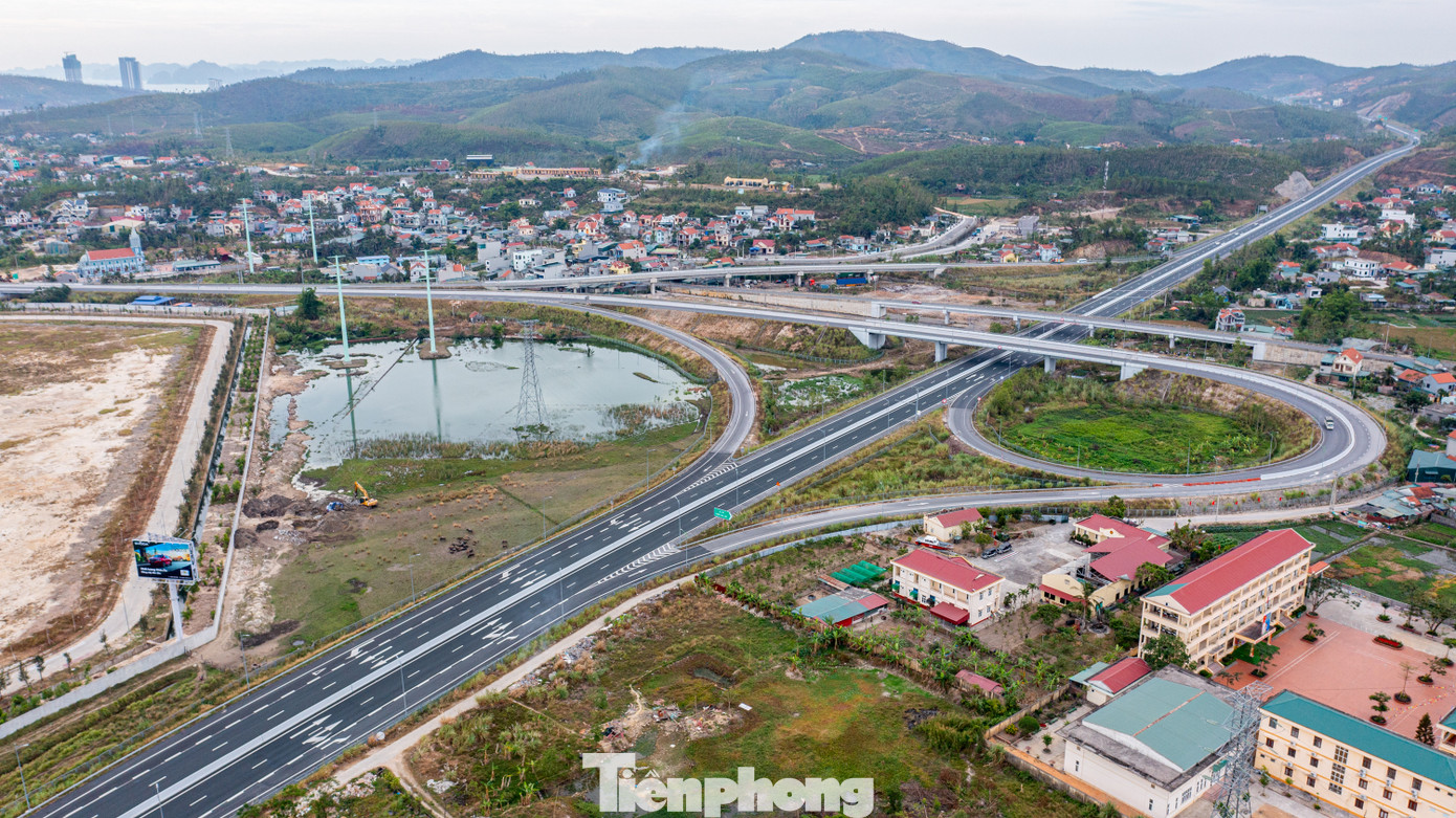 Nhà máy nằm ngay cạnh nút giao đi vào cao tốc Quảng Ninh - Hải Phòng - Hà Nội và có vị trí thuận lợi cho cả giao thương nội địa và quốc tế với chuỗi cung ứng kết nối hàng chục nhà máy sản xuất, trong đó có lắp ráp ô tô, sản xuất pin và động cơ, phụ trợ, cảng và dịch vụ.