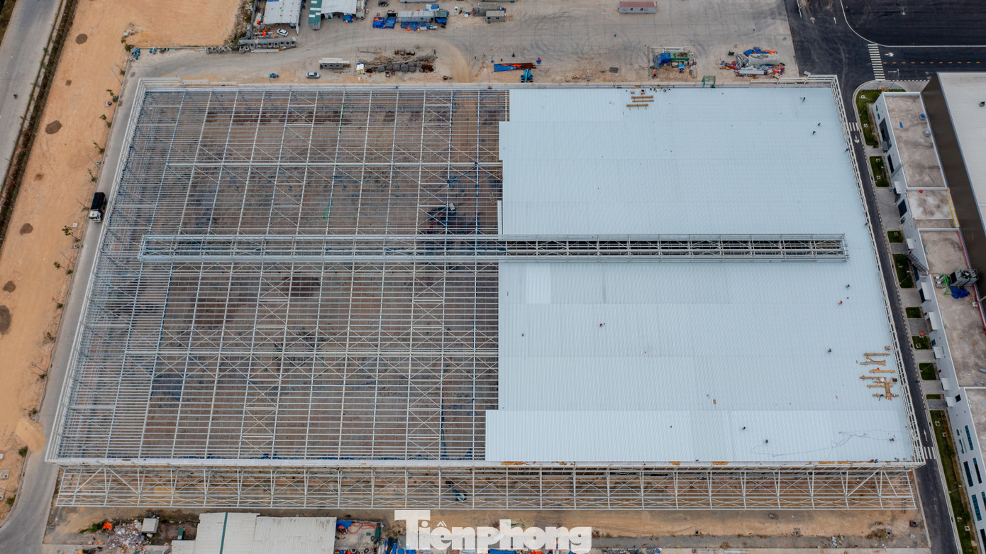 Các hạng mục còn lại cũng đang tích cực được chủ đầu tư thi công hoàn thiện, sớm đưa cụm nhà máy vào hoạt động chính thức. Tổ hợp sản xuất có các khu vực như các nhà máy sản xuất, lắp ráp ô tô với diện tích 36,5 ha và 31 ha; các khu vực cảng 14,27 ha, kho CKD 26,08 ha, kho xe thành phẩm 29,39 ha, khu vực R&amp;D 18,7 ha, nhà máy sản xuất pin và động cơ 22 ha, khu phụ trợ 83 ha, khu dịch vụ.