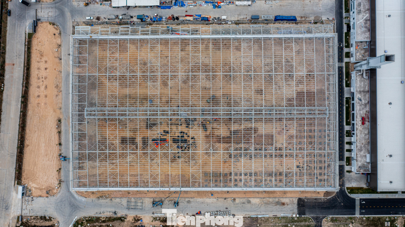 Các hạng mục còn lại cũng đang tích cực được chủ đầu tư thi công hoàn thiện, sớm đưa cụm nhà máy vào hoạt động chính thức. Tổ hợp sản xuất có các khu vực như các nhà máy sản xuất, lắp ráp ô tô với diện tích 36,5 ha và 31 ha; các khu vực cảng 14,27 ha, kho CKD 26,08 ha, kho xe thành phẩm 29,39 ha, khu vực R&amp;D 18,7 ha, nhà máy sản xuất pin và động cơ 22 ha, khu phụ trợ 83 ha, khu dịch vụ.