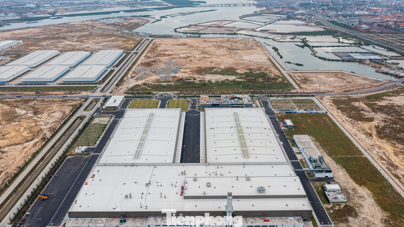 Hiện phần nhà xưởng phía trước đã hoàn thiện xong và đang trong quá trình vận hành thử nghiệm. Các khu vực phụ trợ như đường thử, nhà văn phòng, trạm cấp LPG, trạm cấp nhiên liệu… đều đã hoàn thành.