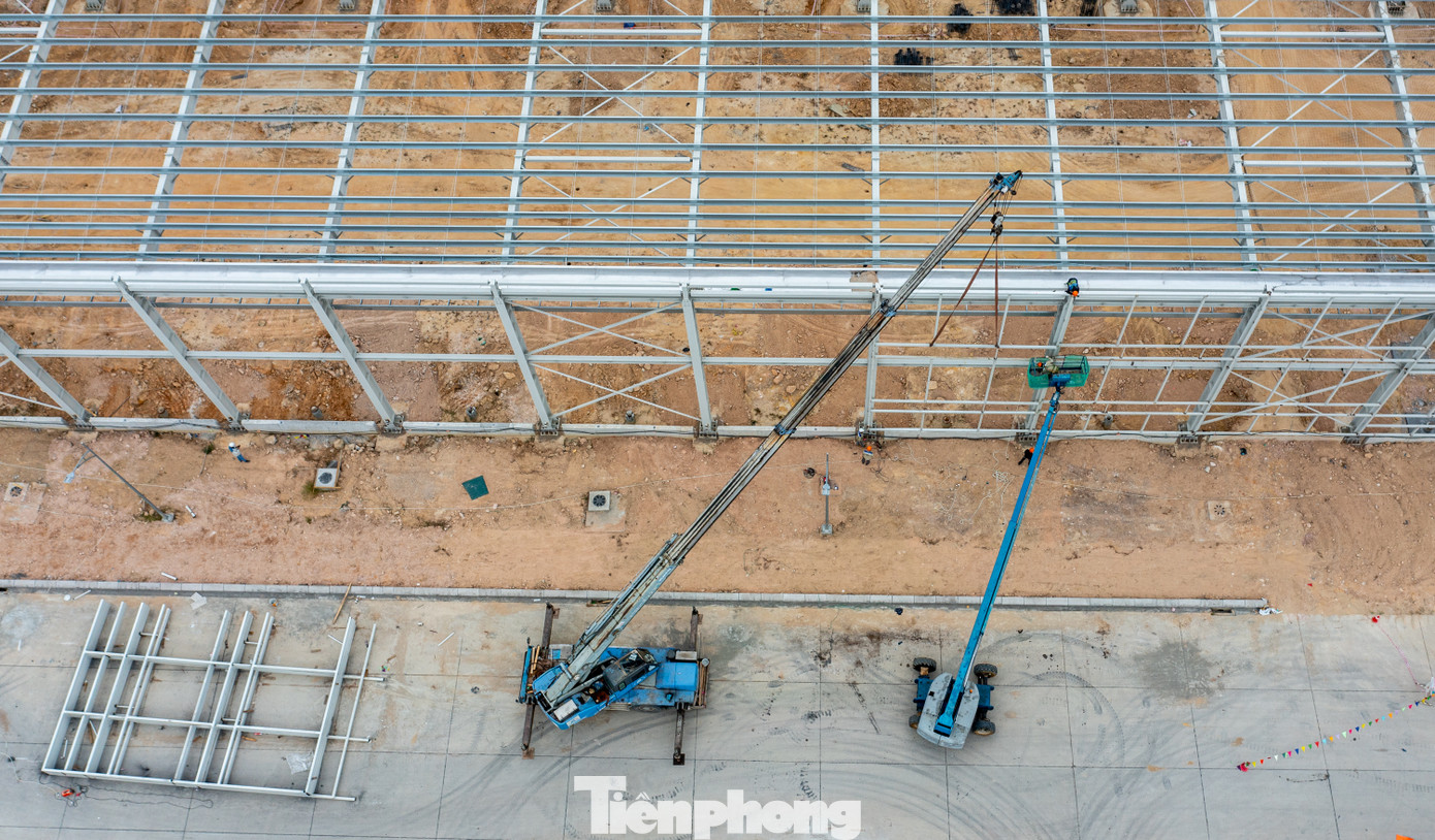 Các hạng mục còn lại cũng đang tích cực được chủ đầu tư thi công hoàn thiện, sớm đưa cụm nhà máy vào hoạt động chính thức. Tổ hợp sản xuất có các khu vực như các nhà máy sản xuất, lắp ráp ô tô với diện tích 36,5 ha và 31 ha; các khu vực cảng 14,27 ha, kho CKD 26,08 ha, kho xe thành phẩm 29,39 ha, khu vực R&amp;D 18,7 ha, nhà máy sản xuất pin và động cơ 22 ha, khu phụ trợ 83 ha, khu dịch vụ.