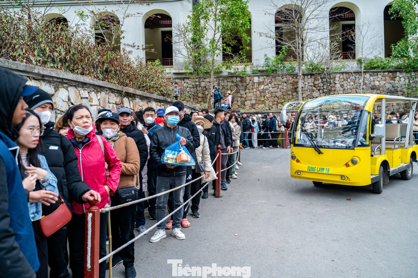 Hàng người xếp dài để sử dụng dịch vụ xe điện và cáp treo. Ông Huỳnh Hồng Lợi, Phó tổng giám đốc Công ty CP Phát triển Tùng Lâm, cho biết đơn vị bố trí tăng cường tuyến xe điện và vận hành 100% công suất cả 4 tuyến cáp treo. "Năm nay đơn vị áp dụng vé mới có sử dụng mã QrCode để thuận tiện cho du khách. Với phương thức này du khách có thể đặt vé từ trước qua hệ thống đường dây nóng và có bộ phận hướng dẫn cho du khách từ trước và trong quá trình hành hương về Yên Tử", ông Lợi chia sẻ.