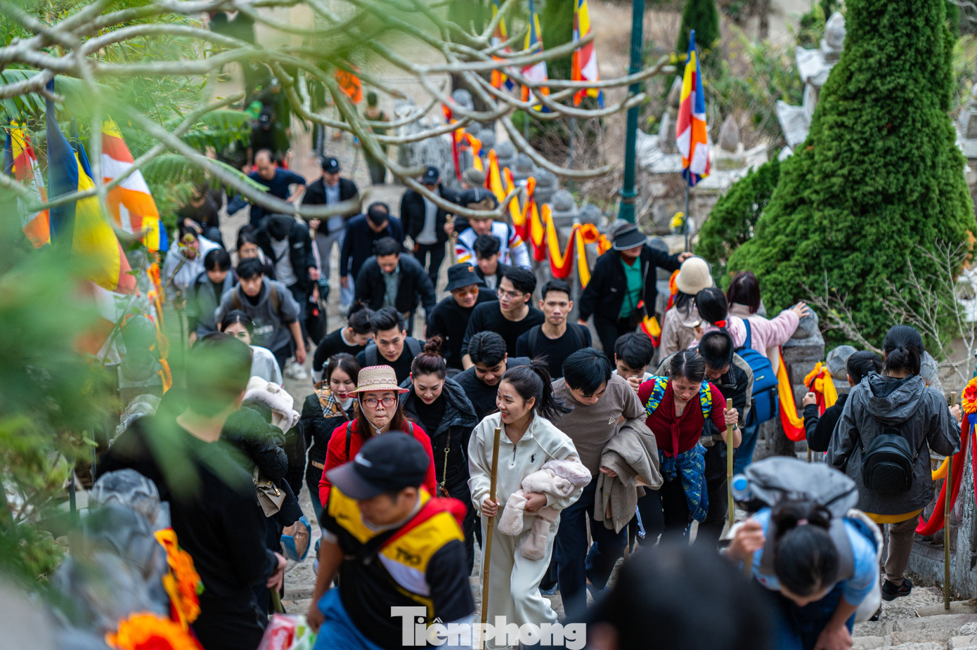 Tại tuyến đường mòn hành hương, nhiều du khách đặc biệt là các bạn trẻ lựa chọn phương thức đi bộ để chinh phục núi Yên Tử.