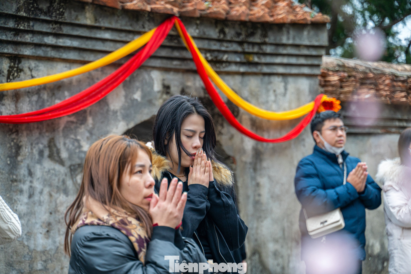 Tại mỗi nơi đi qua, hòa vào dòng người hành hương, các bạn trẻ làm lễ dâng hương, cầu may mắn đầu năm.