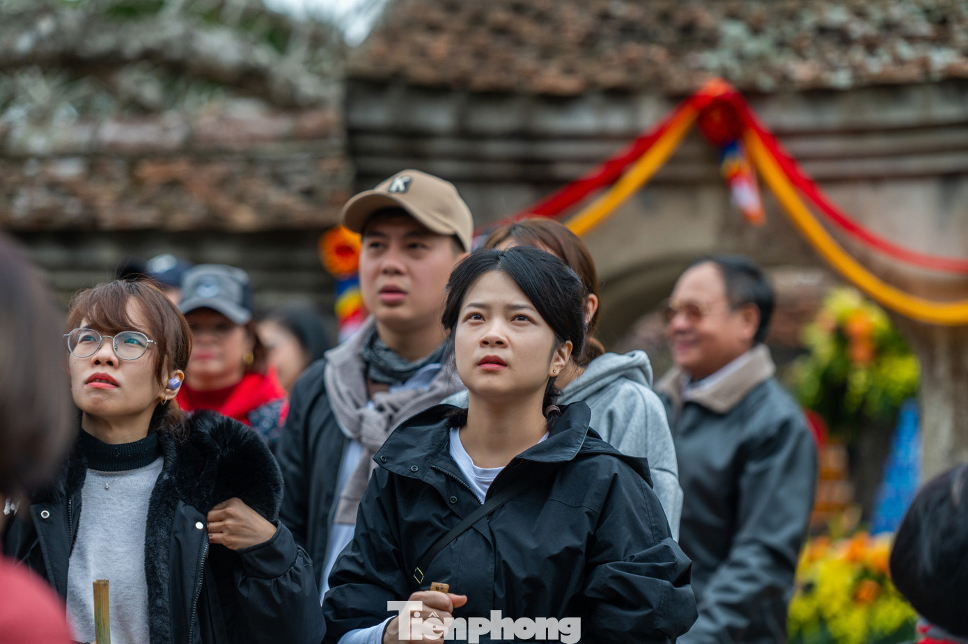 Khách hành hương có thể lựa chọn hành hương bằng cáp treo hoặc leo bộ. Hiện tại có 4 tuyến cáp tại hai chặng nhưng du khách dù chọn hình thức đi cáp treo thì vẫn phải leo bộ trong quãng đường từ Quảng trường Phật hoàng Trần Nhân Tông lên đến đỉnh chùa Đồng.