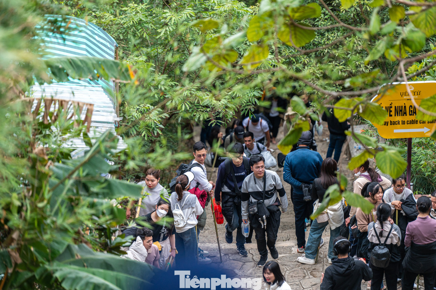 Tại tuyến đường mòn hành hương, nhiều du khách đặc biệt là các bạn trẻ lựa chọn phương thức đi bộ để chinh phục núi Yên Tử.