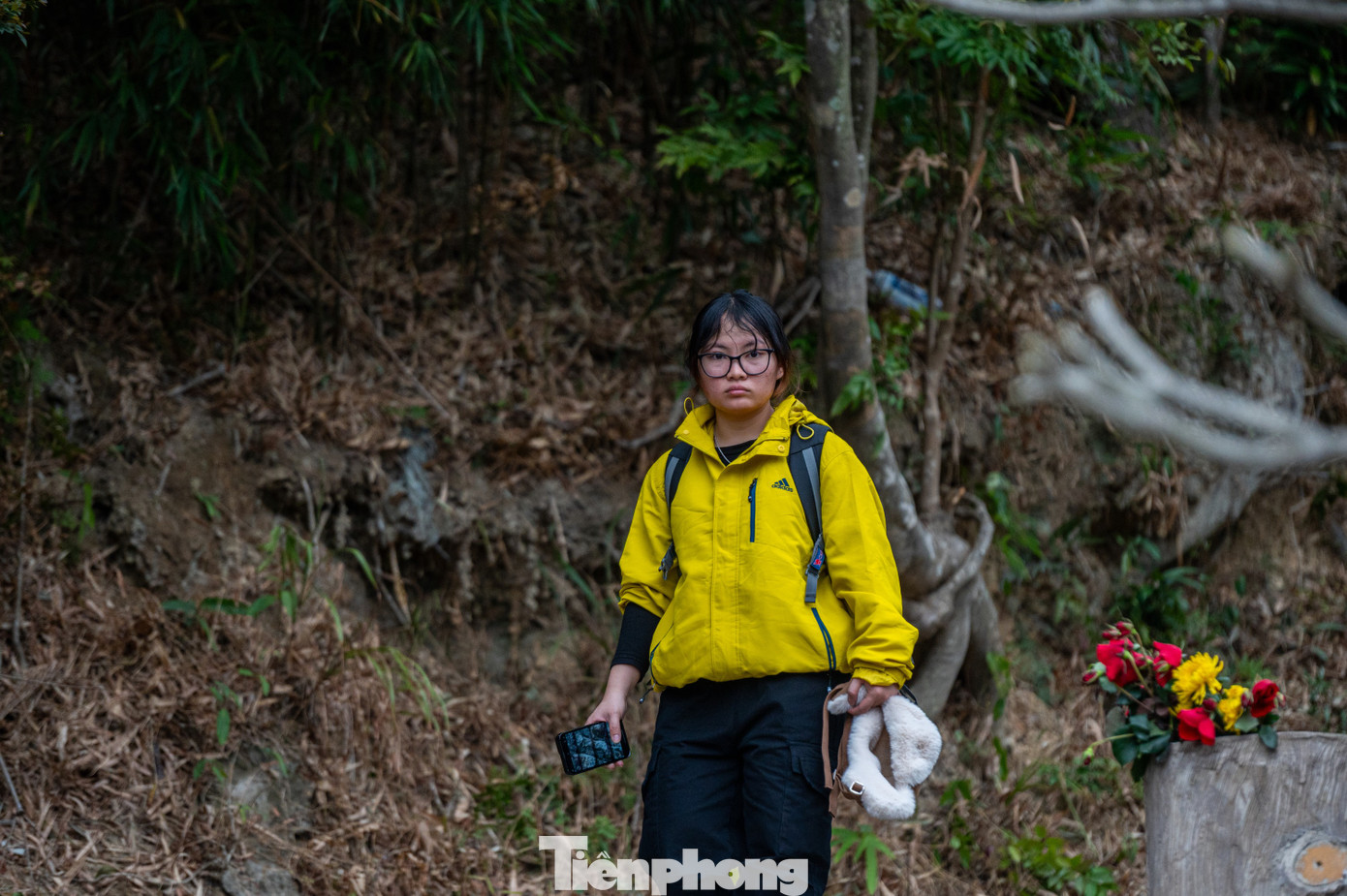 Tại tuyến đường mòn hành hương, nhiều du khách đặc biệt là các bạn trẻ lựa chọn phương thức đi bộ để chinh phục núi Yên Tử.