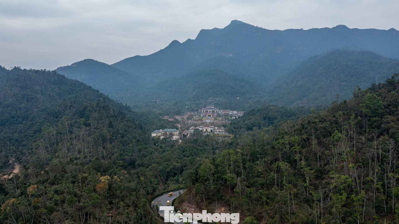 Ghi nhận của báo Tiền Phong, trong hai ngày cuối tuần, thời tiết xung quanh khu vực Yên Tử nắng ráo, nhiệt độ dao động khoảng 14-17 độ C. Thời tiết đã ngớt mưa, không còn rét đậm như ngày đầu khai hội và rất thích hợp cho các hoạt động ngoài trời như leo núi.
