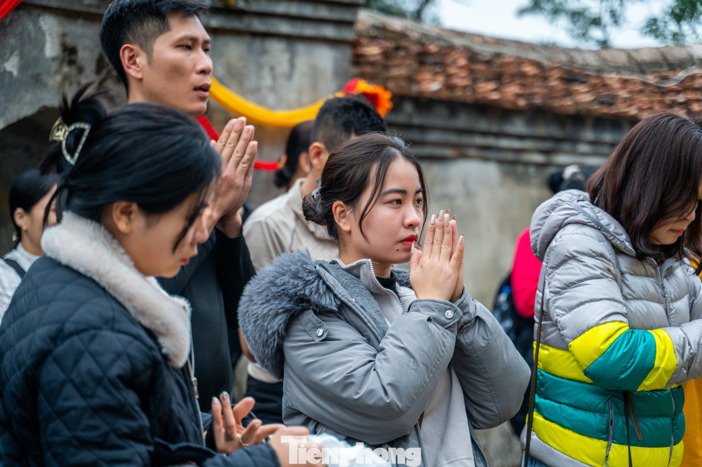 Tại mỗi nơi đi qua, hòa vào dòng người hành hương, các bạn trẻ làm lễ dâng hương, cầu may mắn đầu năm.