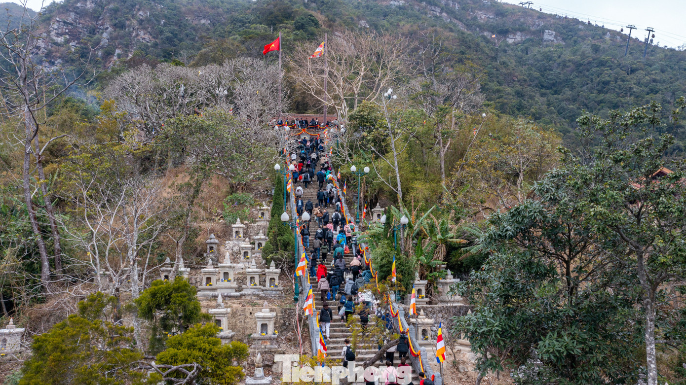 Trên quá trình di chuyển, khách hành hương được qua nhiều địa điểm như đường Tùng nghìn năm tuổi, chùa Giải Oan, vườn tháp Tổ, chùa Hoa Hiên, chùa một Mái... Lễ hội Yên Tử kéo dài trong 3 tháng đầu năm thu hút hàng triệu lượt du khách hành hương về thánh địa của Phật giáo Trúc Lâm.
