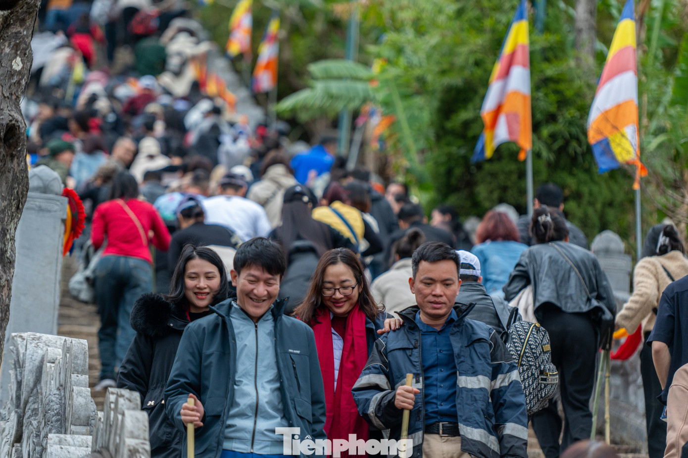 Trên quá trình di chuyển, khách hành hương được qua nhiều địa điểm như đường Tùng nghìn năm tuổi, chùa Giải Oan, vườn tháp Tổ, chùa Hoa Hiên, chùa một Mái... Lễ hội Yên Tử kéo dài trong 3 tháng đầu năm thu hút hàng triệu lượt du khách hành hương về thánh địa của Phật giáo Trúc Lâm.