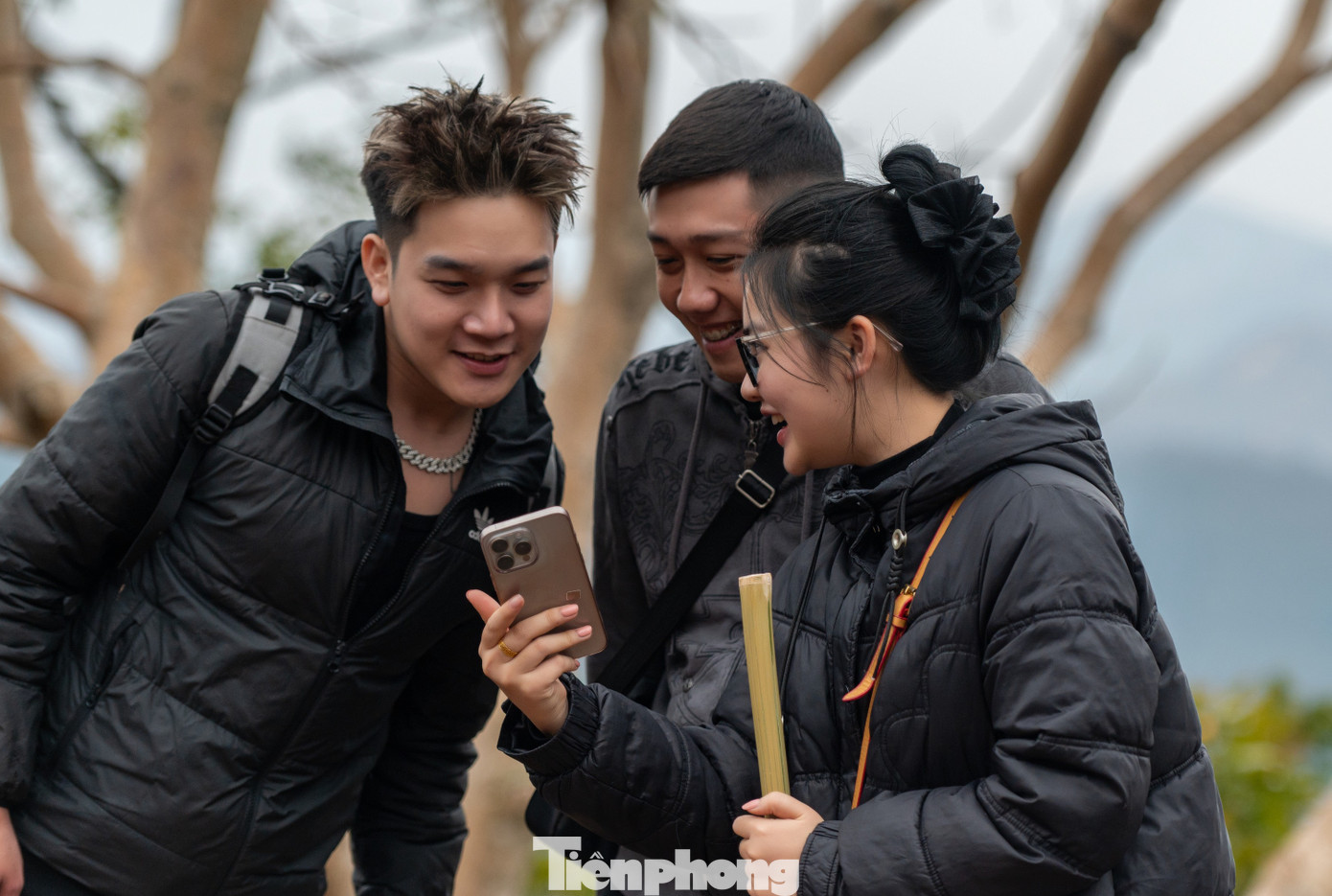 "Lúc đầu cũng khá mệt nhưng dần cũng quen, em cùng bạn bè chụp được nhiều hình ảnh đẹp trên suốt quãng đường hành hương lên núi, đặc biệt là khu vực đường Tùng, cảnh vật ở đây rất đẹp với những cây cổ thụ có niên đại hàng nghìn năm tuổi", Mỹ Linh, trú TP Hạ Long chia sẻ.