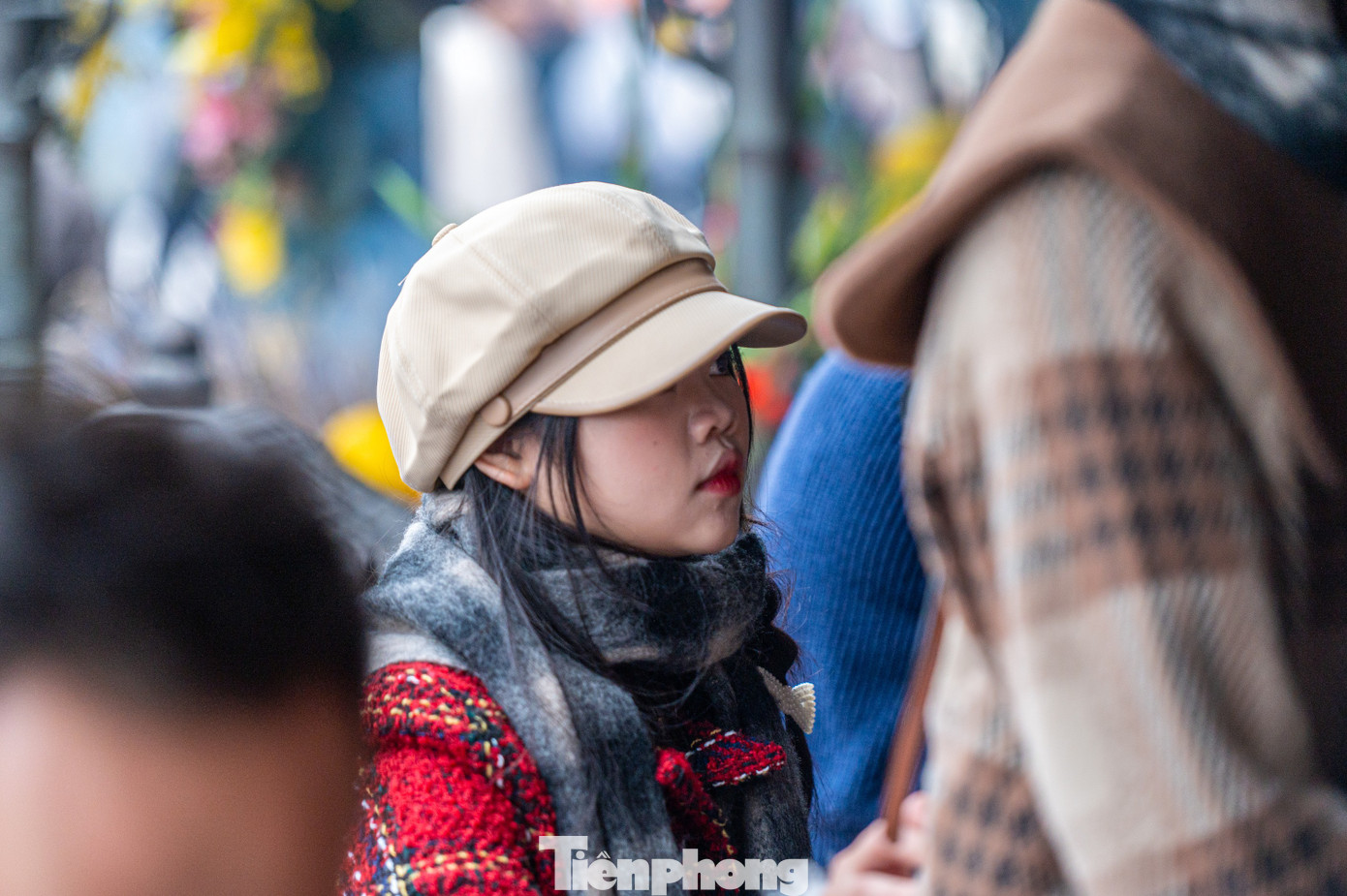 Tại mỗi nơi đi qua, hòa vào dòng người hành hương, các bạn trẻ làm lễ dâng hương, cầu may mắn đầu năm.