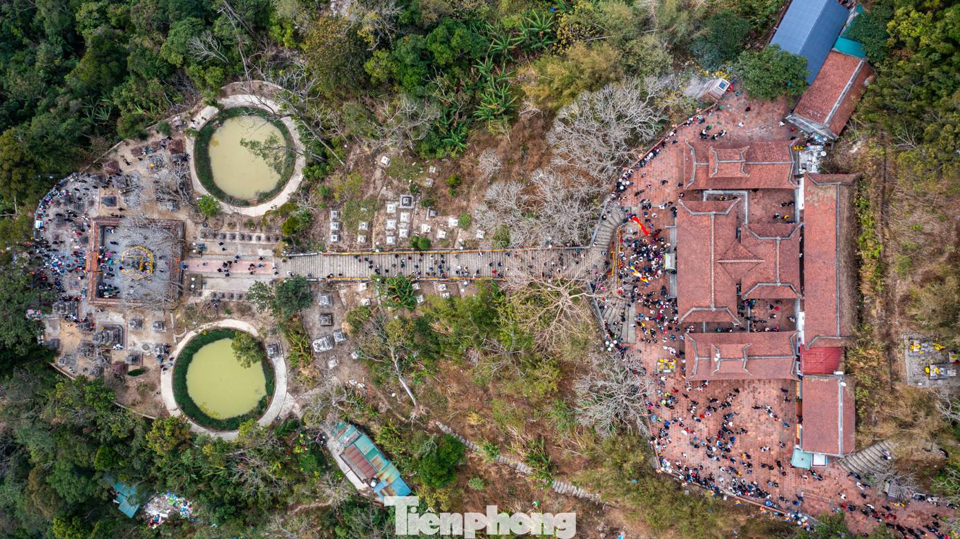 Đường hành hương lên non thiêng Yên Tử bắt đầu từ suối Giải Oan, chân núi Yên Tử, người dân và du khách theo đường mòn dài khoảng 6.000 m để lên đến đỉnh chùa Đồng nằm trên độ cao 1.068 m so với mực nước biển.