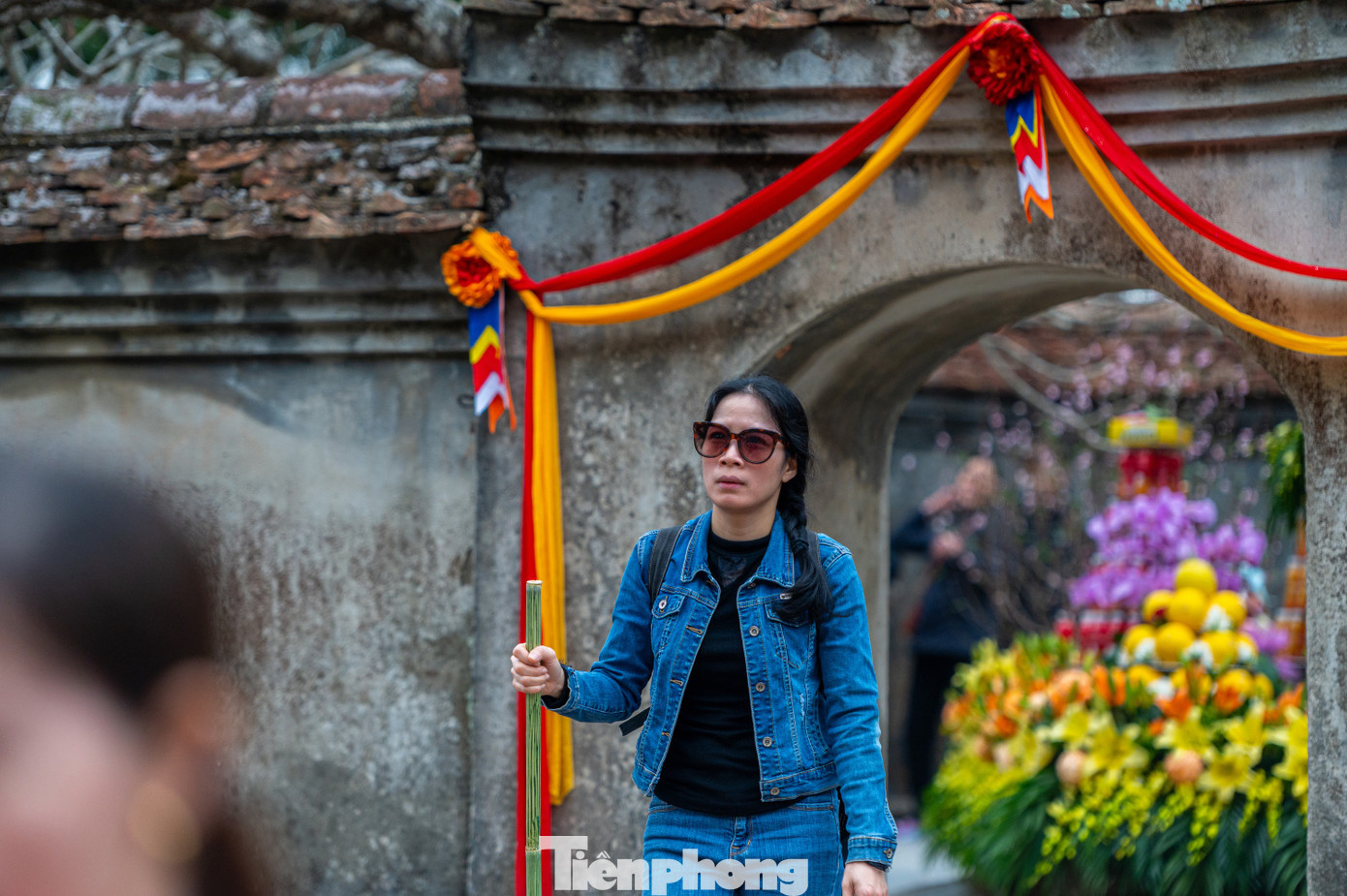 Để chinh phục được tuyến đường mòn dẫn lên đỉnh chùa Đồng, hành trang không thể thiếu là một chiếc gậy tre. Những chiếc gậy này bán dưới chân núi có giá dưới 10.000 đồng "Có cây gậy này bạn leo đỡ mất sức, đặc biệt khi xuống sẽ không bị đau khớp gối", Thu Phương (trú TP Hải Phòng) người có nhiều năm hành hương bằng đường bộ lên Yên Tử chia sẻ.