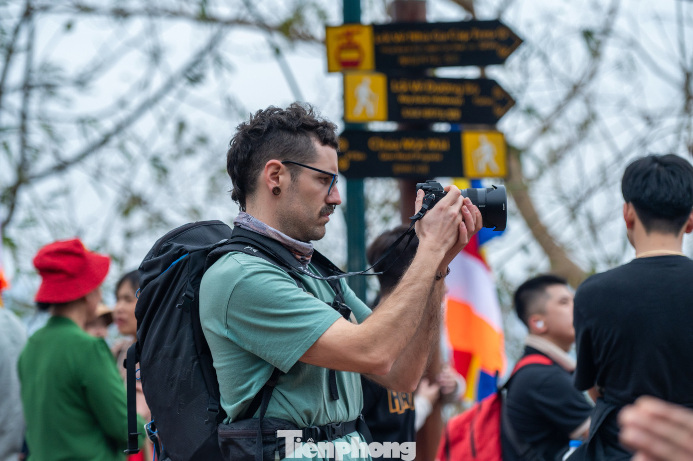 Du khách người Mỹ cảm thấy ấn tượng với dòng người hành hương đến Yên Tử. Anh cho biết sẽ lưu lại những hình ảnh thật đẹp để giới thiệu với bạn bè và người thân ở quê nhà.