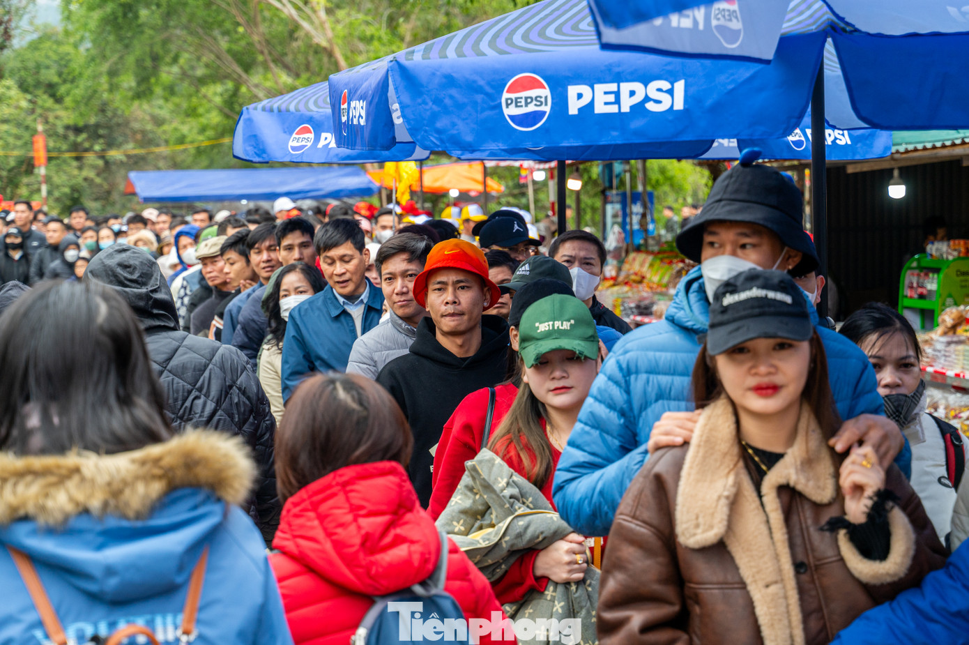 Từ 8h, bãi xe tại khu danh thắng đã chật kín phương tiện của du khách từ khắp nơi đổ về. Tuyến đường hành hương qua khu vực làng Nương Yên Tử ùn ùn du khách.