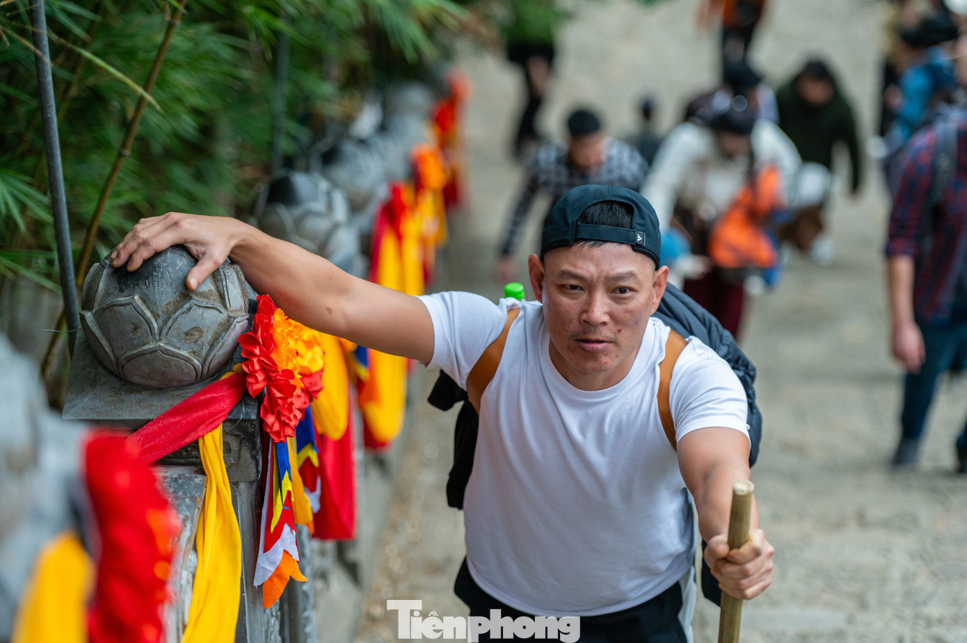 "Tôi đến đây từ sáng sớm và lựa chọn phương thức leo bộ thay vì đi cáp treo. Ngoài việc đến được nhiều địa điểm mà đi cáp treo không tới được thì đây cũng là cách để rèn luyện sức khỏe", anh Quân, trú TP Hà Nội chia sẻ.