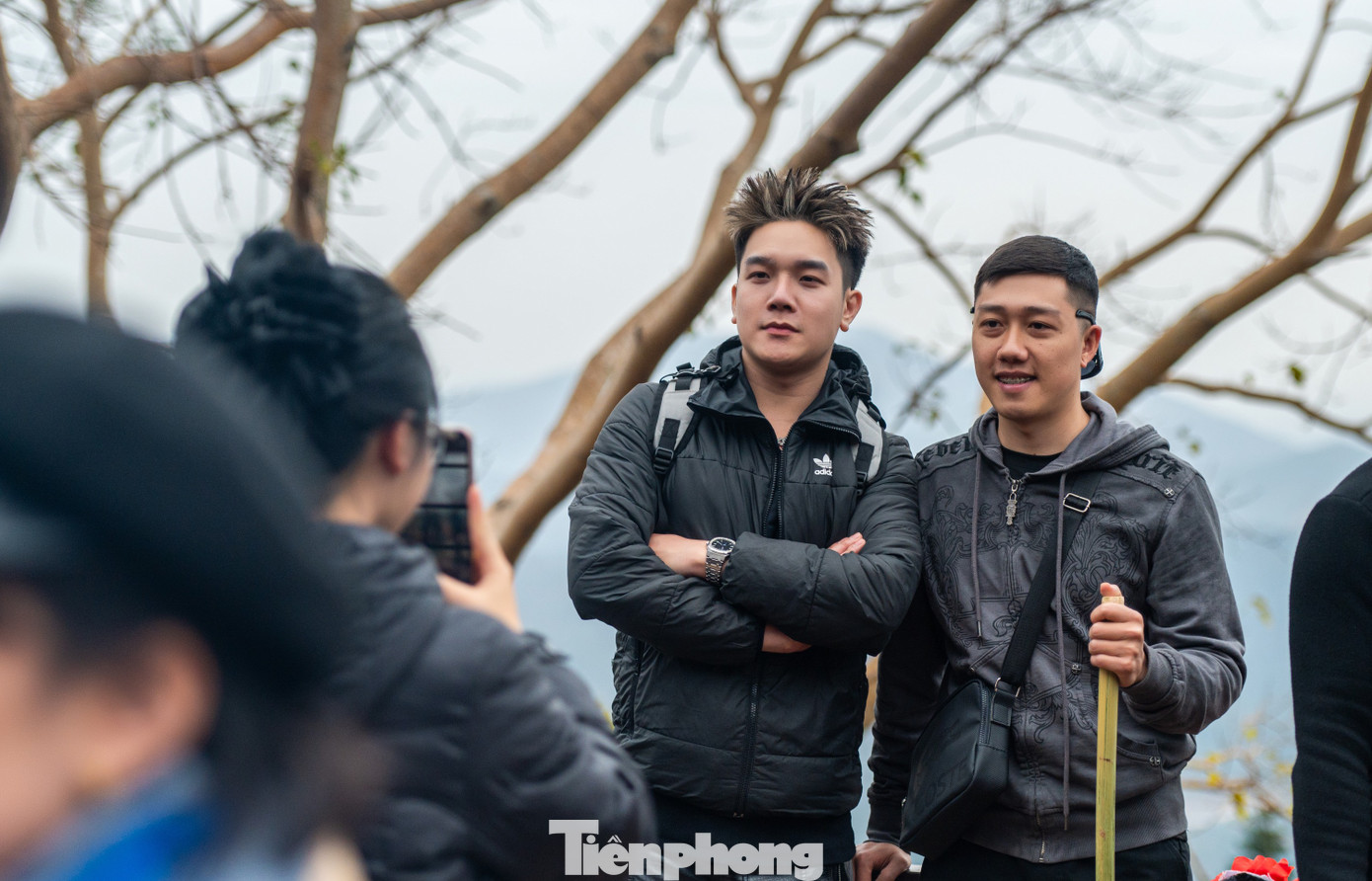 "Lúc đầu cũng khá mệt nhưng dần cũng quen, em cùng bạn bè chụp được nhiều hình ảnh đẹp trên suốt quãng đường hành hương lên núi, đặc biệt là khu vực đường Tùng, cảnh vật ở đây rất đẹp với những cây cổ thụ có niên đại hàng nghìn năm tuổi", Mỹ Linh, trú TP Hạ Long chia sẻ.